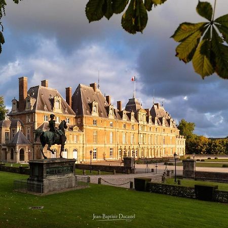 La Verriere. Les Locations Isahora C'Est Aussi Plusieurs Appart' De Standing A 2 Pas Du Chateau D'Eu, Des Falaises Du Treport, De Mers Les Bains Et Aux Portes De La Baie De Somme ウー  エクステリア 写真