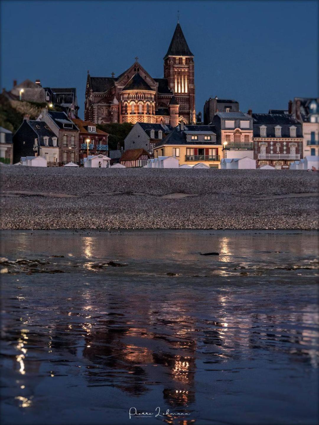 La Verriere. Les Locations Isahora C'Est Aussi Plusieurs Appart' De Standing A 2 Pas Du Chateau D'Eu, Des Falaises Du Treport, De Mers Les Bains Et Aux Portes De La Baie De Somme ウー  エクステリア 写真