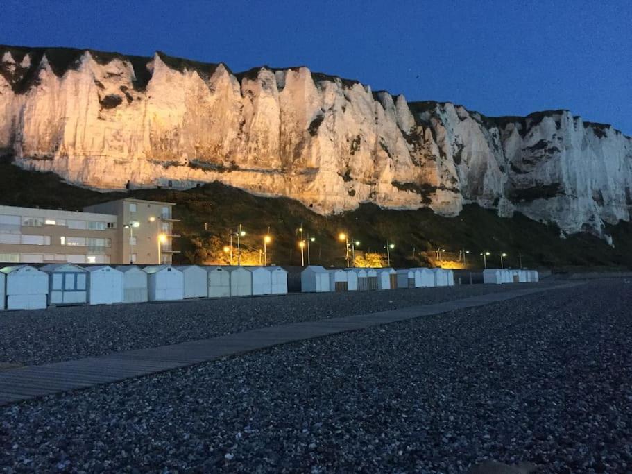 La Verriere. Les Locations Isahora C'Est Aussi Plusieurs Appart' De Standing A 2 Pas Du Chateau D'Eu, Des Falaises Du Treport, De Mers Les Bains Et Aux Portes De La Baie De Somme ウー  エクステリア 写真