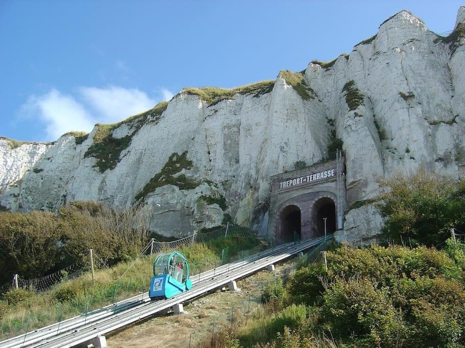 La Verriere. Les Locations Isahora C'Est Aussi Plusieurs Appart' De Standing A 2 Pas Du Chateau D'Eu, Des Falaises Du Treport, De Mers Les Bains Et Aux Portes De La Baie De Somme ウー  エクステリア 写真