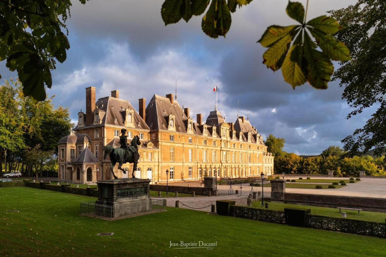 La Verriere. Les Locations Isahora C'Est Aussi Plusieurs Appart' De Standing A 2 Pas Du Chateau D'Eu, Des Falaises Du Treport, De Mers Les Bains Et Aux Portes De La Baie De Somme ウー  エクステリア 写真